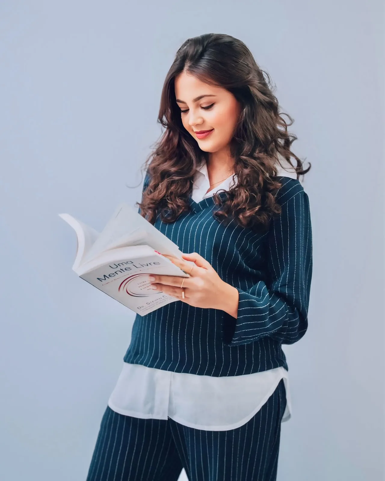 Jany Krisna lendo o livro “Uma Mente Livre”, de Steven Hayes, referência da Terapia de Aceitação e Compromisso